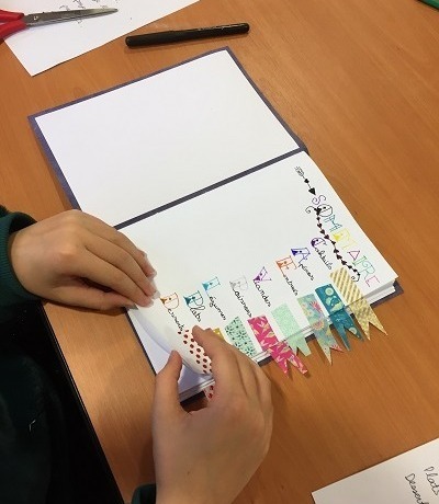 Enfant créant un bullet carnet